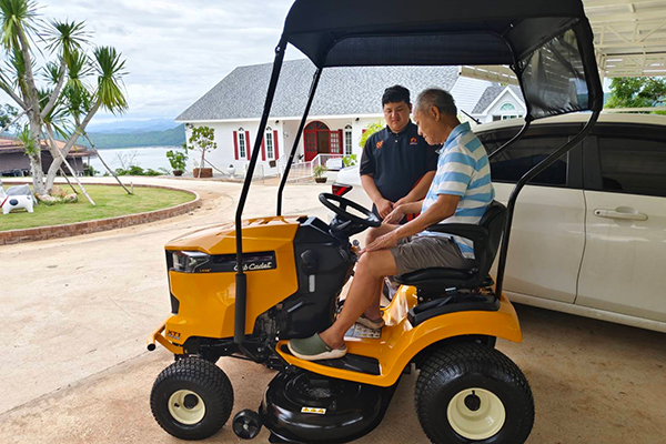 ส่งมอบรถตัดหญ้า Cab Cadet 20HP/42 “ ให้ลูกค้าถึง จังหวัดกาญจนบุรี อ.ศรีสวัสดิ์